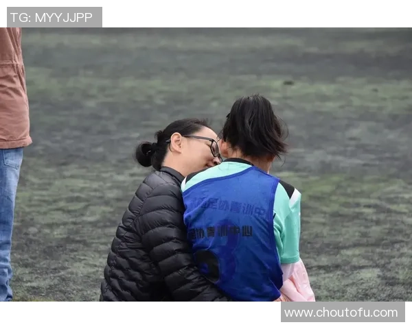 足球明星与孩子们的温馨时光：亲子互动瞬间的精彩捕捉