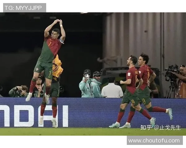 球星亲自回归足球场上演精彩对决,谁才是场上最耀眼的明星 球星亲自回归足球场上演精彩对决,谁才是场上最耀眼的明星