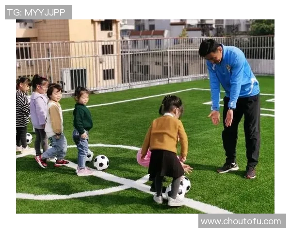 足球巨星赛场外放松时光展现不一样的生活魅力瞬间 足球巨星赛场外放松时光展现不一样的生活魅力瞬间